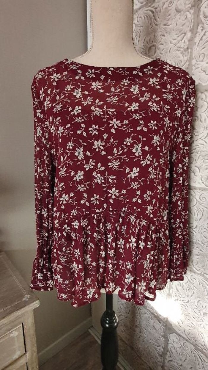 Blouse légère bordeaux à fleurs, boutons dans le dos