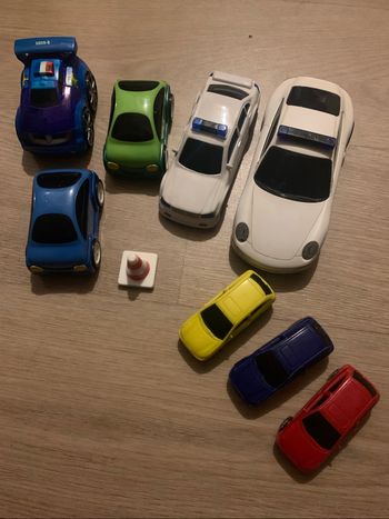 8Voitures enfant avec un plot