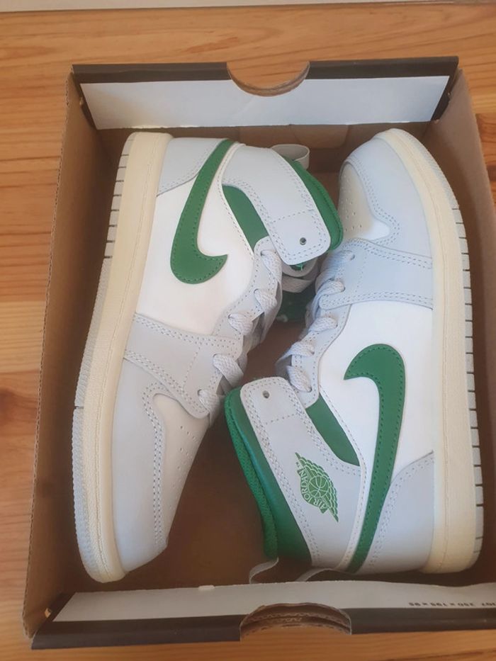Nike Jordan 1 Mid(33.5) - photo numéro 8