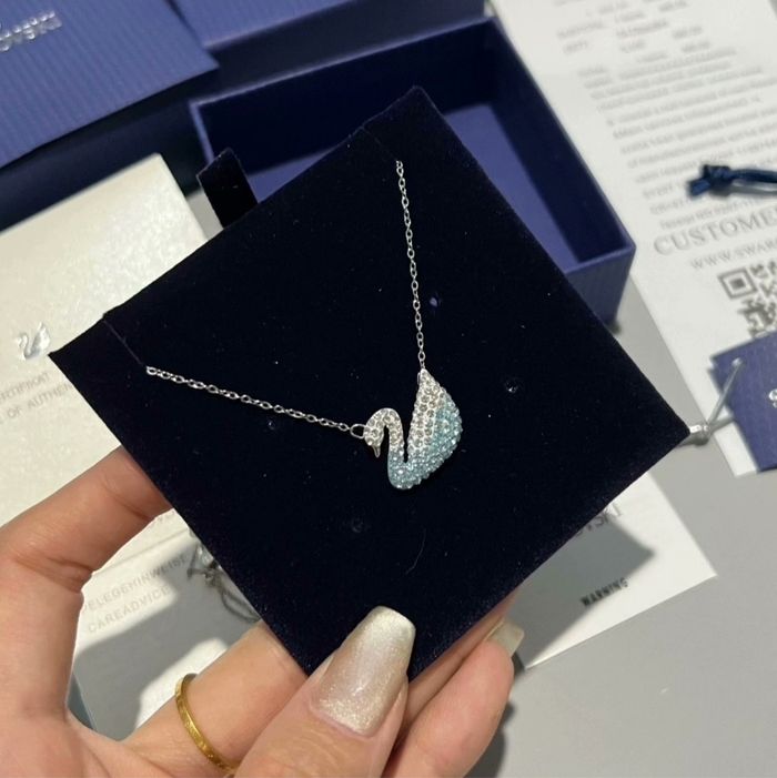 collier Swarovski de cygne bleu