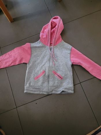 Sweat à capuche vynil fraise taille 4 ans