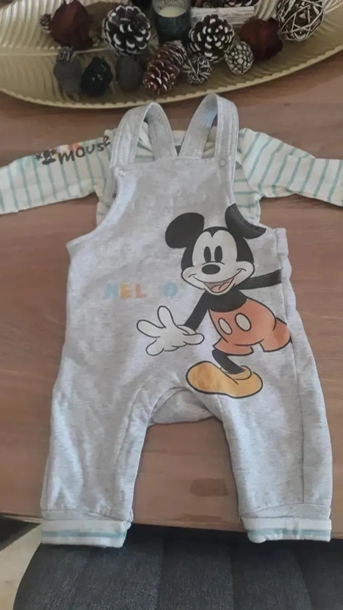 Ensemble salopette et body de Disney Baby taille 6 mois