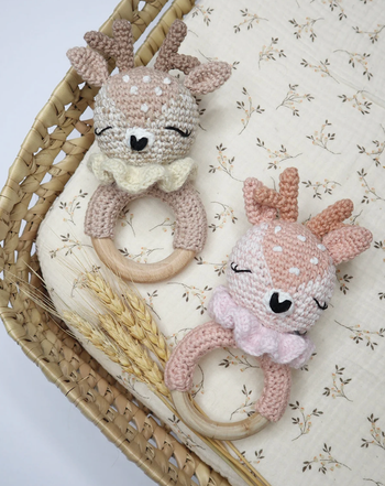 🦌 Hochet Biche au crochet – Fait main avec amour 🧶✨