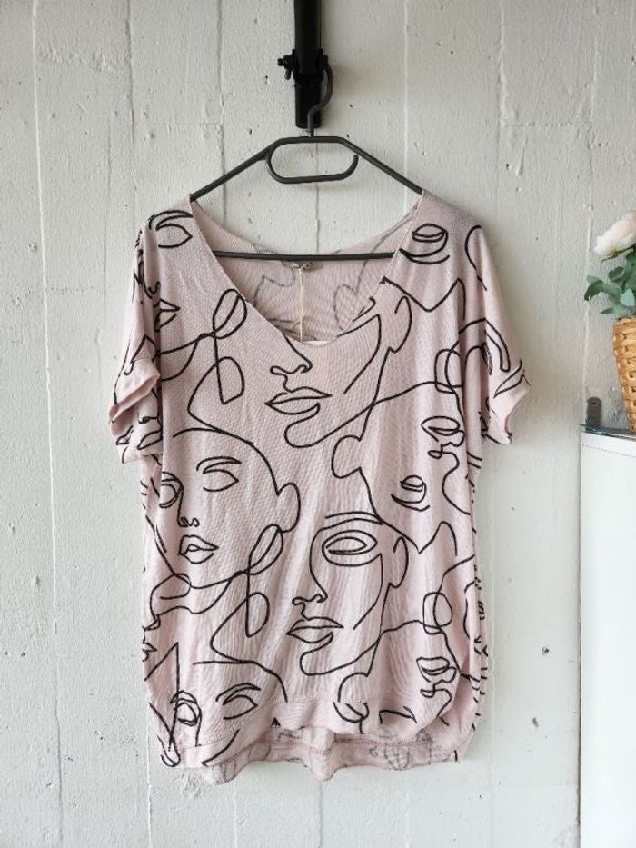 Pull léger visage abstrait taille universelle Fond rose pâle Liserets argentés