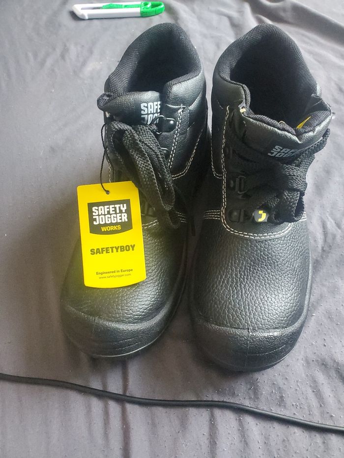 Chaussures de sécurité complètement neuf - photo numéro 2