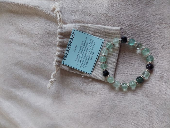 Bracelet en Fluorite naturelle avec breloques argentées - carte des propriétés -fait main
