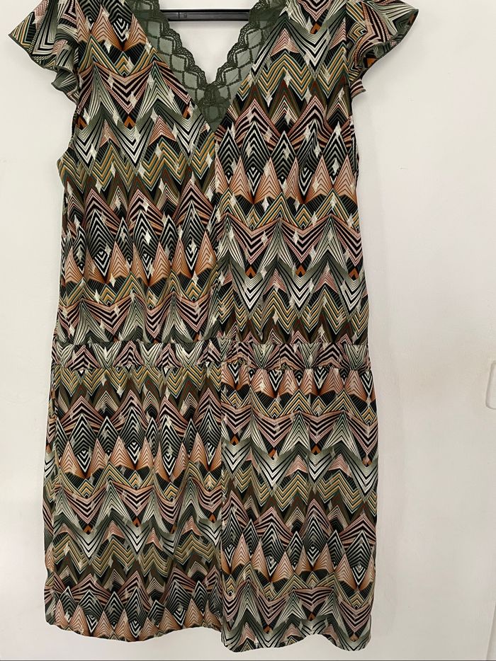 Belle robe Cache Cache T 42 couleur vert avec dentelle et dessins argentés - photo numéro 6