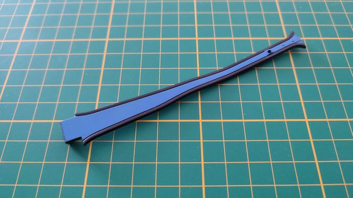 Garniture du pilier des portières gauches 66A N°66 Renault R8 Gordini 1/8 Eaglemoss #A67