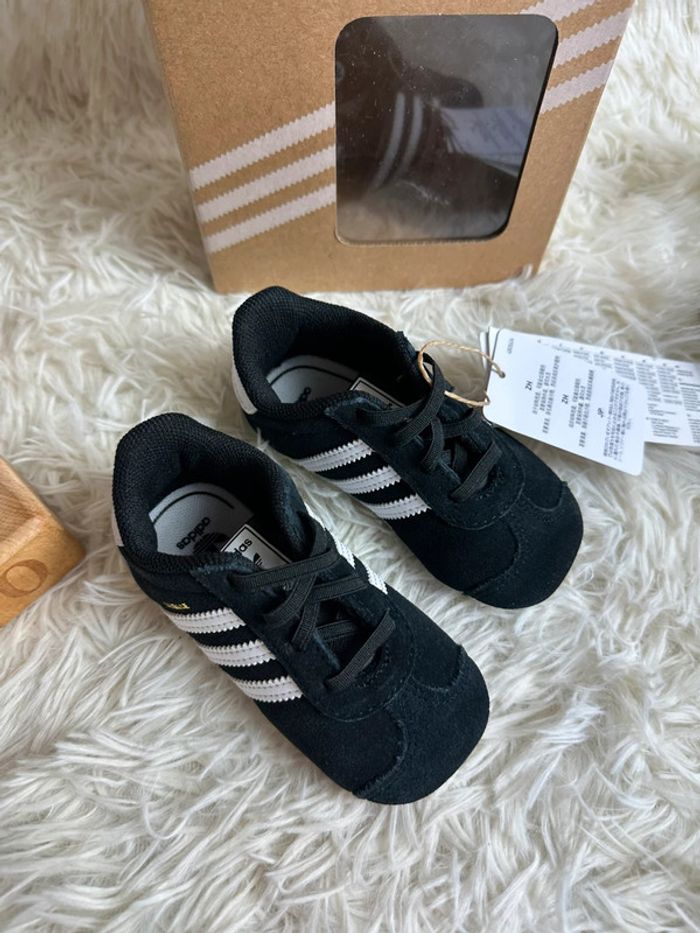 Paire de basket Adidas Gazelle Crib taille 21 - photo numéro 3