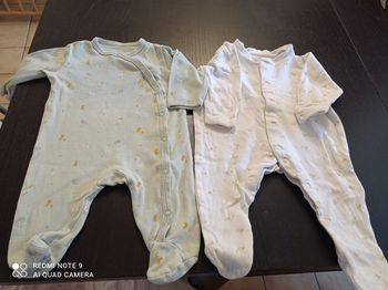 Lot de 2 pyjama léger 1 mois très bon état