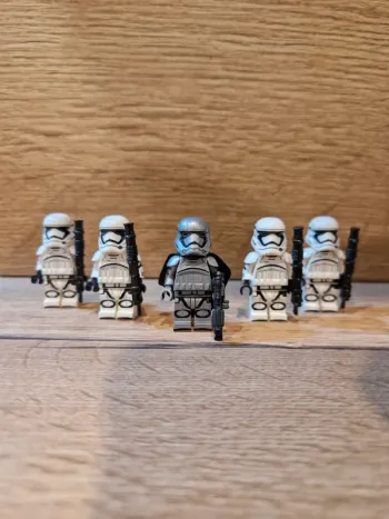 Figurines type lego Captain Phasma avec 4 stormtroopers star wars