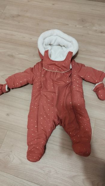 Combinaison bébé fille 6 mois. chaude et très pratique .gants intégrés. Neuve sans étiquette