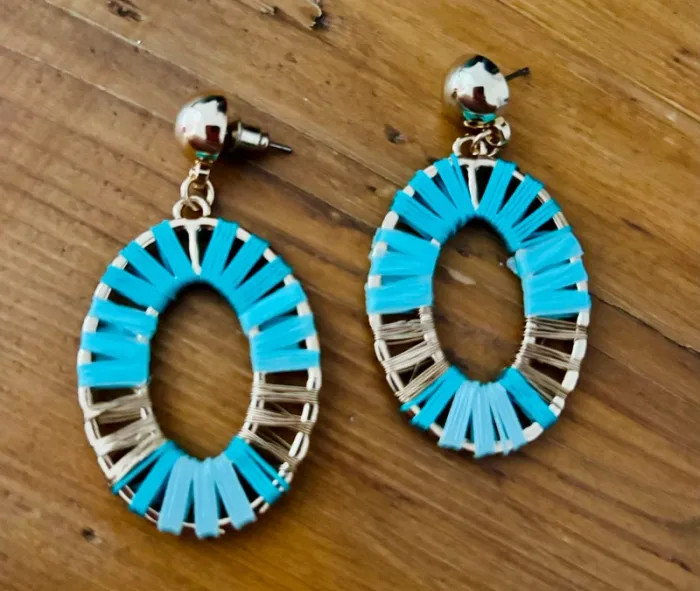 Boucles d’oreilles neuves métal doré et fils bleus - photo numéro 3