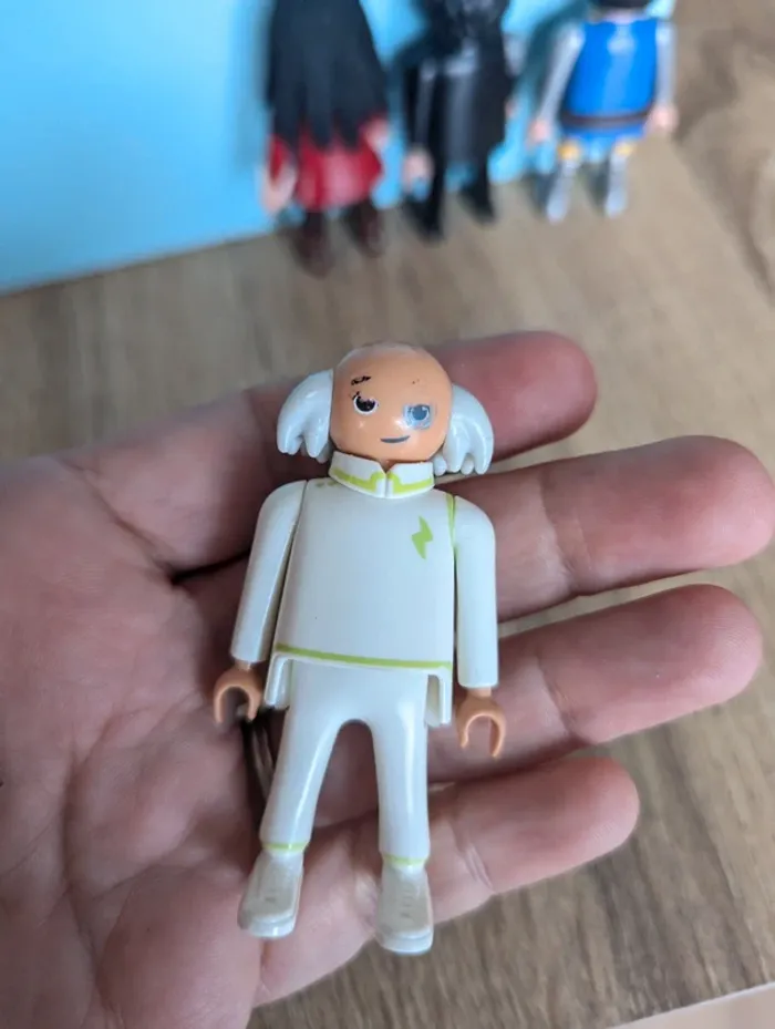 Lot de 4 figurines playmobil super 4 - photo numéro 3