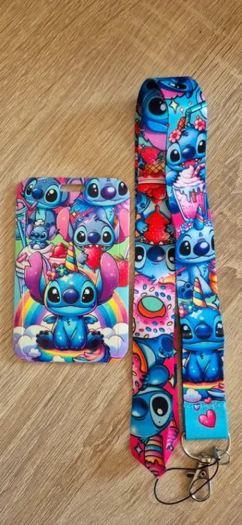 Porte carte d'identité Stitch avec lanière fantaisie.