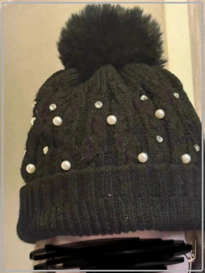 Bonnet à pompons et grosse perle - photo numéro 2