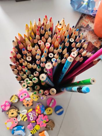 Lot crayons + gommes