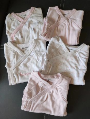 Lot 5 bodies manches courtes taille 1 mois