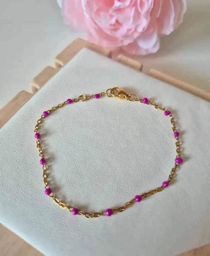 Lot de 2 bracelets dorée en acier inoxydable 🌸 résiste à l'eau violet et blanc - photo numéro 3