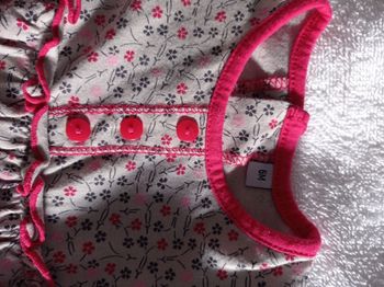 Robe trois petits volants taille 6 mois super jolie