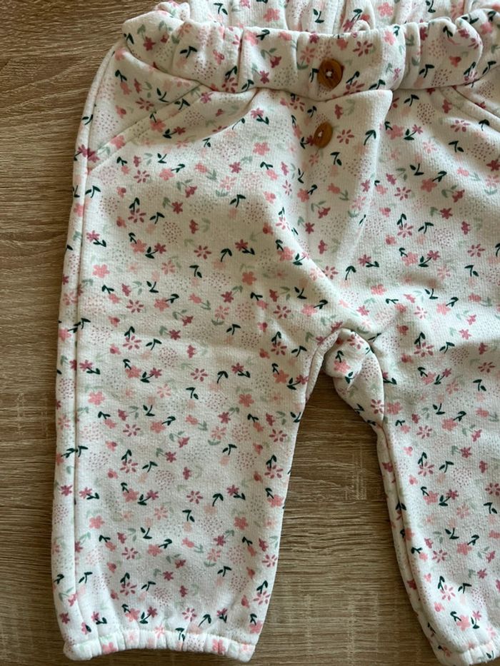 Joli pantalon blanc fleuri TAO 9 mois TBE - photo numéro 2