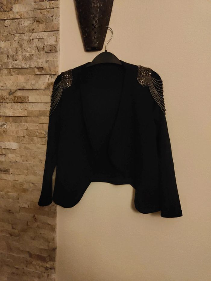 Veste noir perles sur épaules 8 ans - photo numéro 1