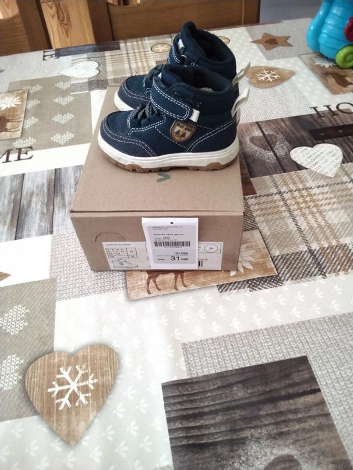 Jolie paire de chaussures montantes pointure 20 - photo numéro 2