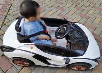 Voiture de jouet blanche pour enfants
