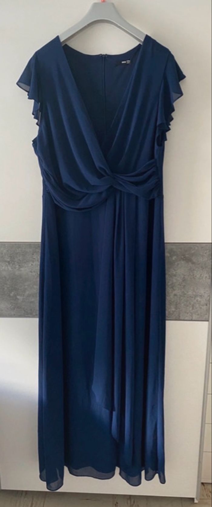 Robe longue à volant et manche évasée  - TFNC Plus  - Asos - photo numéro 2