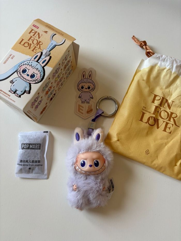 PopMart Labubu The Monsters Pin For Love « E »