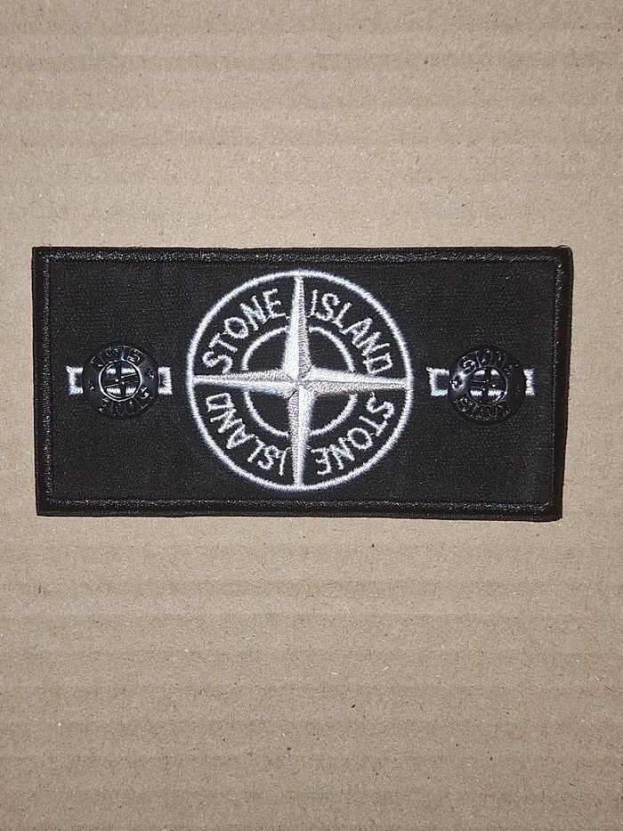 1 Patch Stone Island blanc + 2 boutons