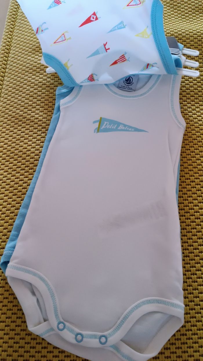 Petit Bateau. Lot de 3 Bodies débardeurs . Bébé de 6 mois/67 cm - photo numéro 3
