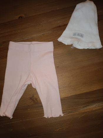 Leggins kiabi + bonnet autour de bébé 1 mois fille