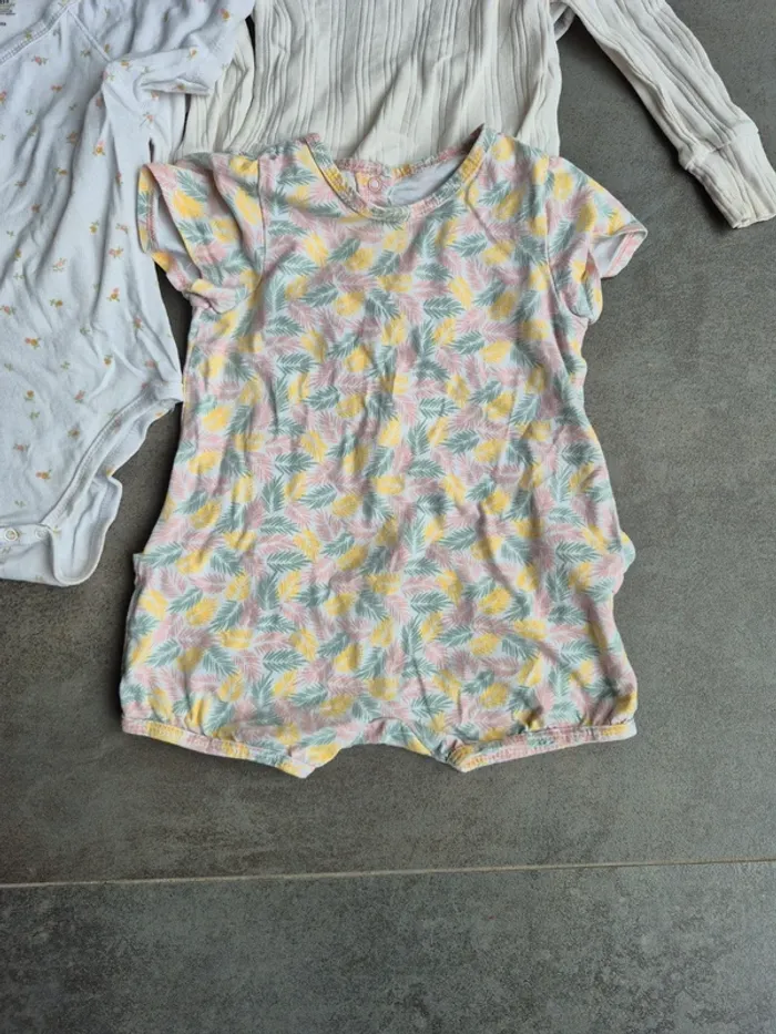 Lot de bodies 9 mois + 1 barboteuse - photo numéro 2