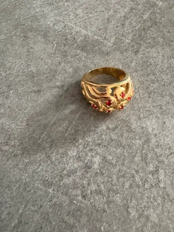 Bague dorée à pierre rouge