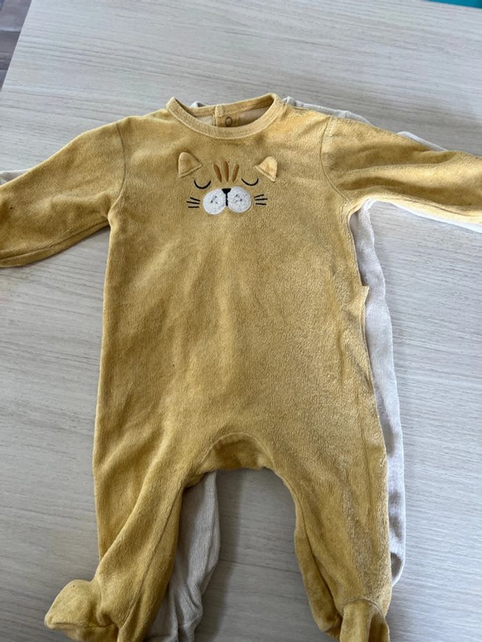 2 pyjamas blanc et jaune Kiabi 3 mois - photo numéro 3