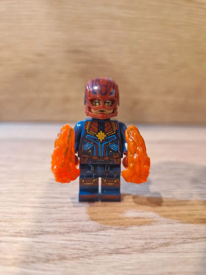 Figurine type lego Captain Marvel