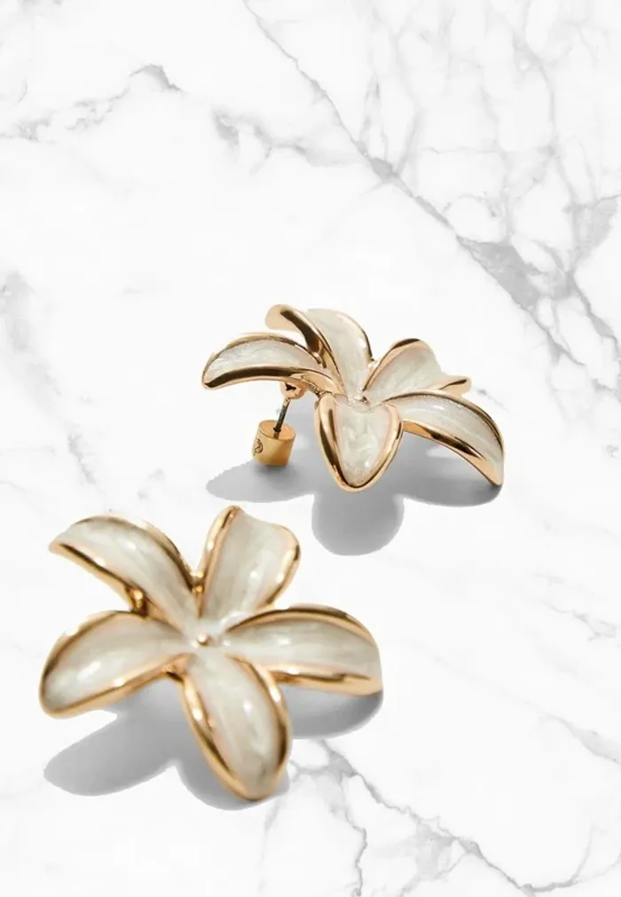 Boucles d’oreilles fleur dorées et nacrées crème - photo numéro 5