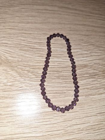Bracelet violet foncé en perles coniques