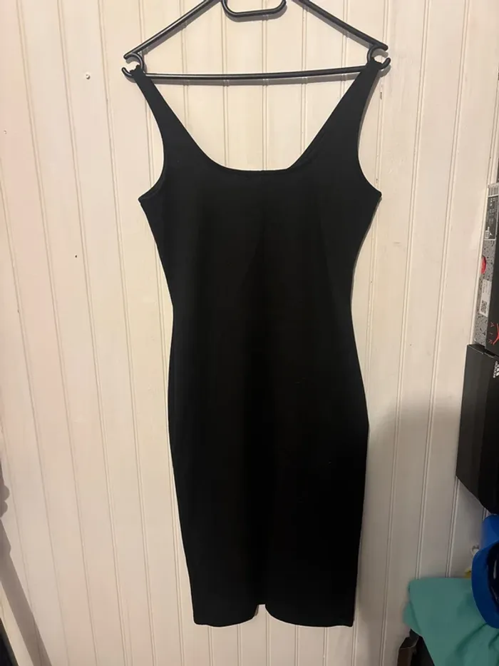 Robe noire fine et moulante - photo numéro 3
