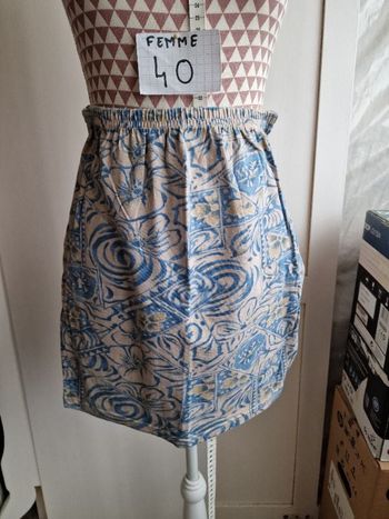 Jupe, mini,beige a motif bleu& jaune, taille élastique, en très bon état, longueur 43cm