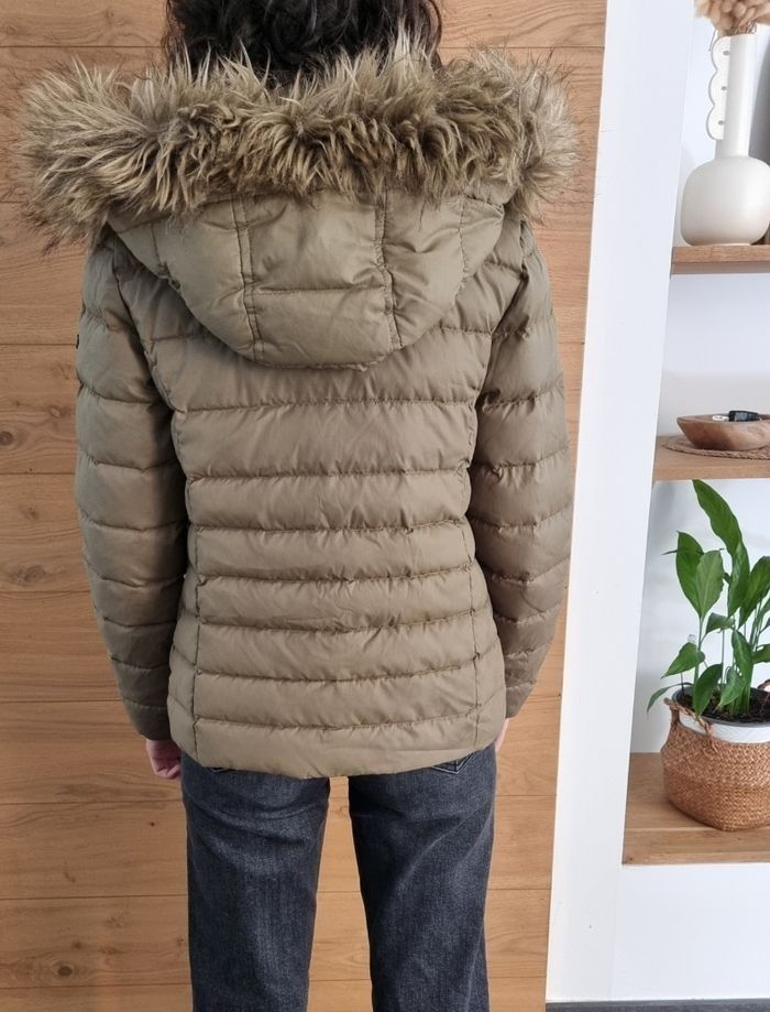 Très jolie doudounne
Tommy Hilfiger
Coloris vert kaki
Taille XS
Très bon état - photo numéro 3