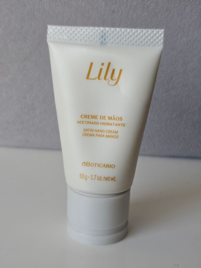 O Boticário Lily Crème pour les mains parfumée