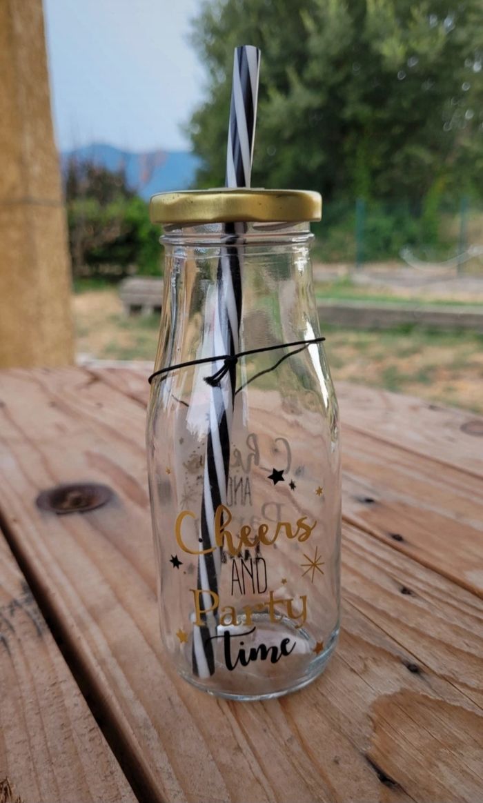 Bouteille en verre avec paille - photo numéro 3