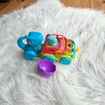 Dinosaure en voiture et son bébé