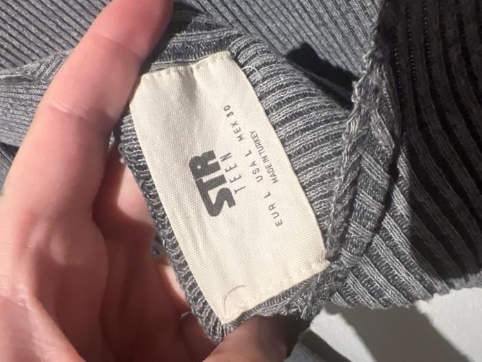 Haut gris dos nu - photo numéro 3