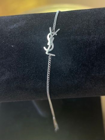 Magnifique bracelet en acier inoxydable de couleur argenté 