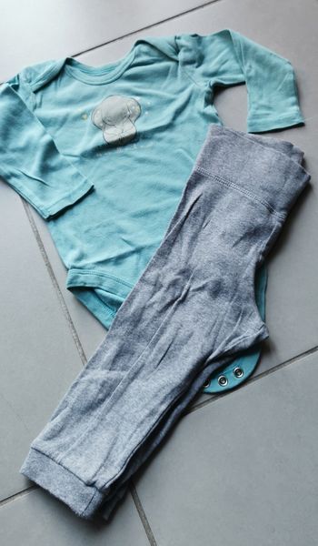 Body+pantalon taille 12/18 mois