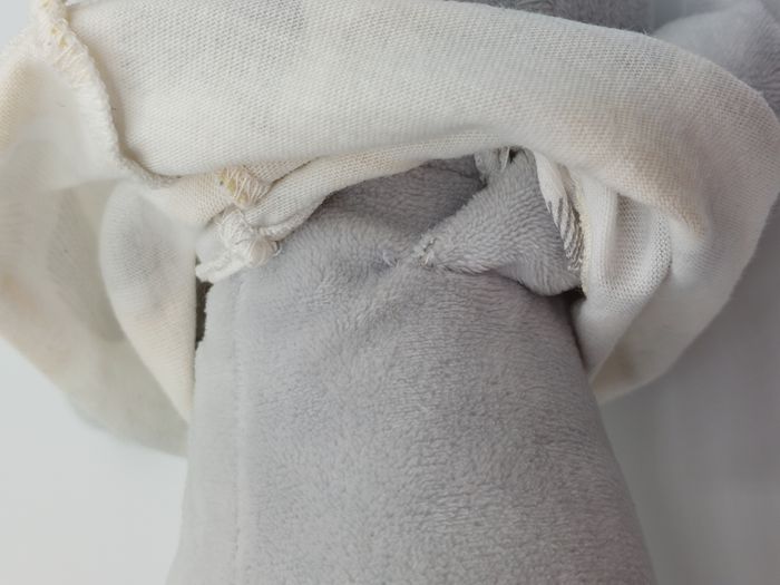 Peluche doudou chat gris OBAIBI yeux dormeurs tee-shirt motif coquillage ? Jaune - photo numéro 5