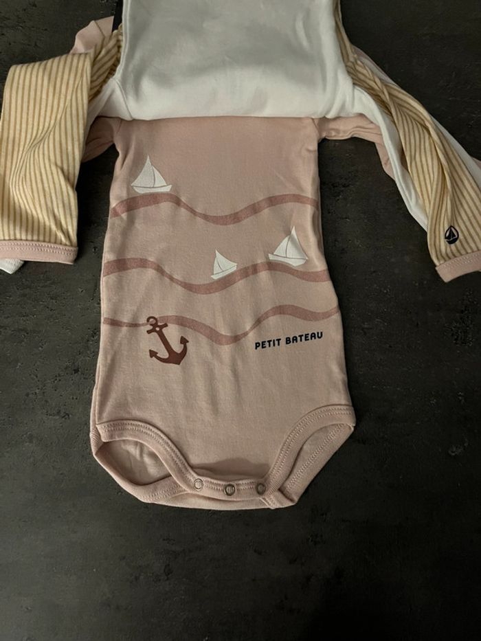Lot de 3 bodies petit bateau fille (6 mois). - photo numéro 3